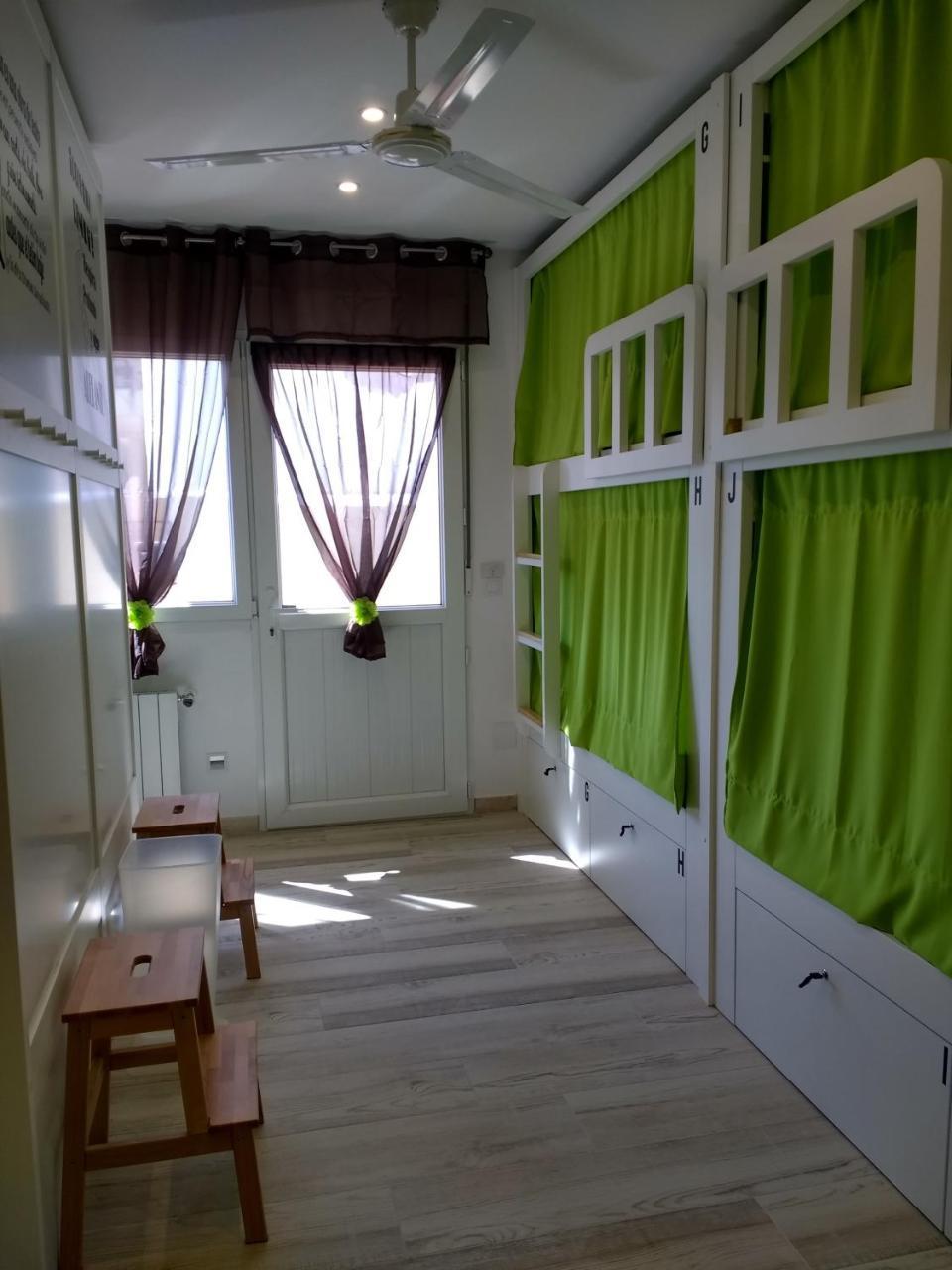 Litera en dormitorio compartido mixto con 10 camas